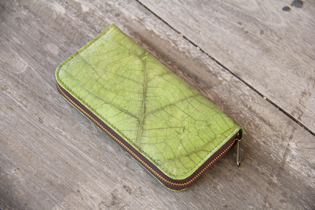 Purse / wallet made from recycled leaves