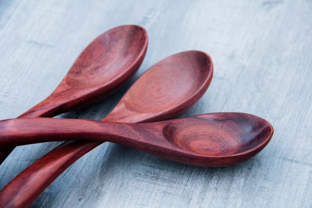 Juego de 3 cucharas de madera hechas a mano con madera de acacia en color marrón.