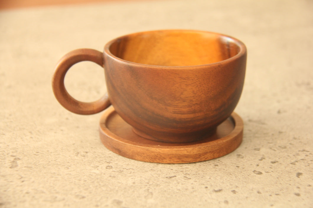 Taza de café de madera de acacia oscura con posavasos pequeño